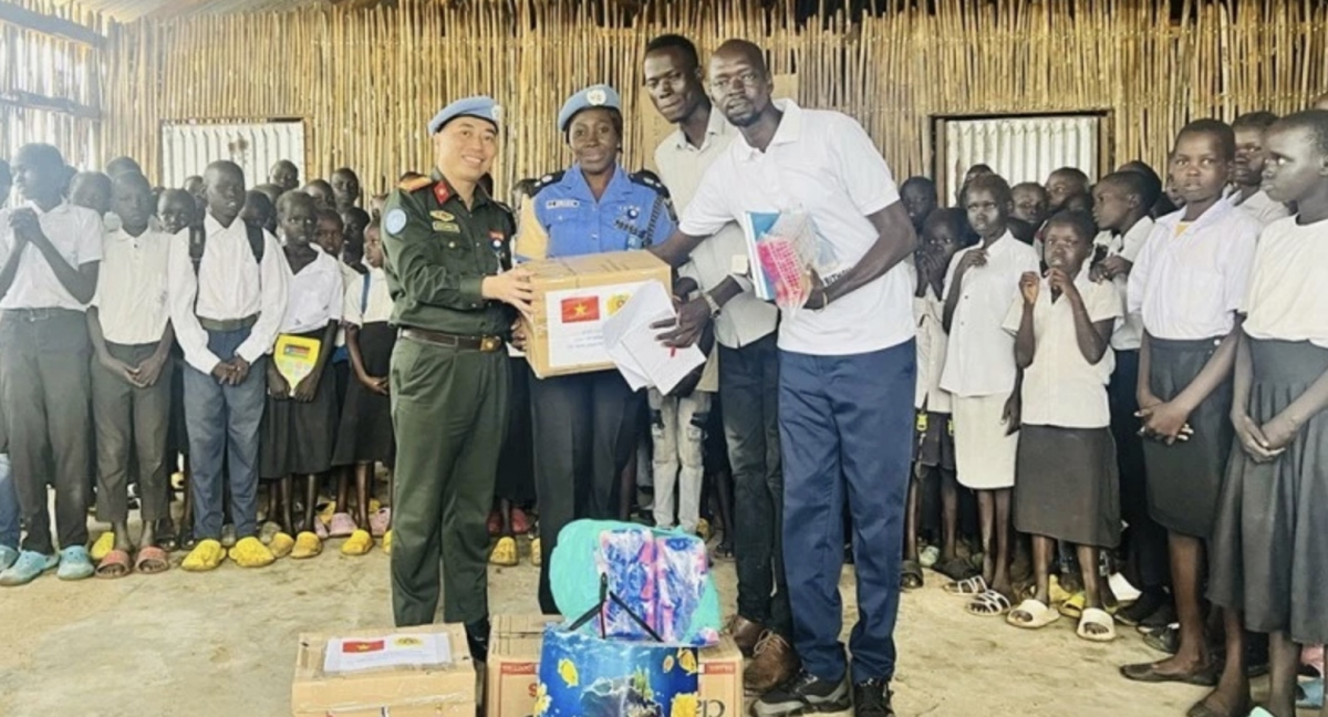 Vietnamese police bring joy to South Sudanese students